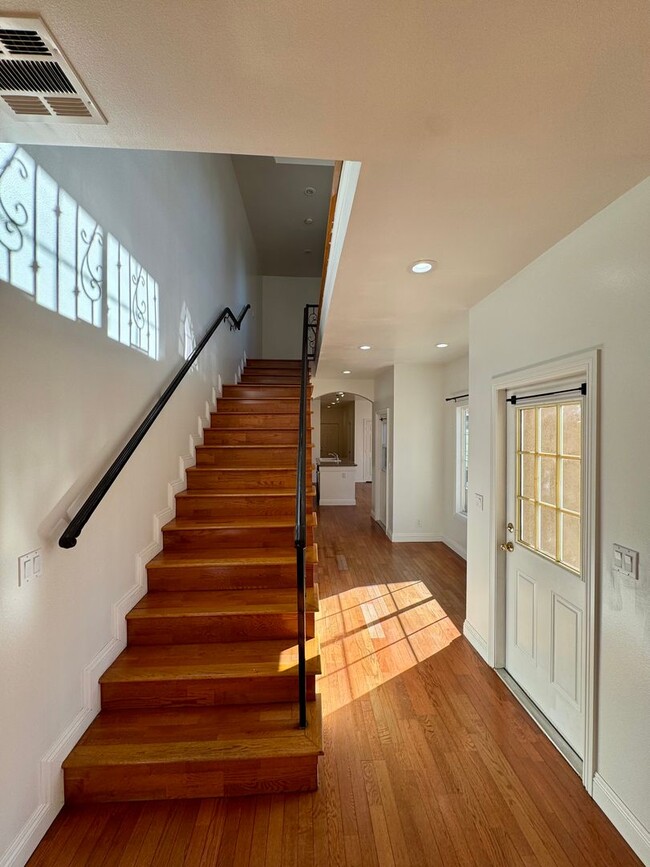 Building Photo - Beautifully Renovated 4 Bed 4 Bath House For Rent In Long Beach!