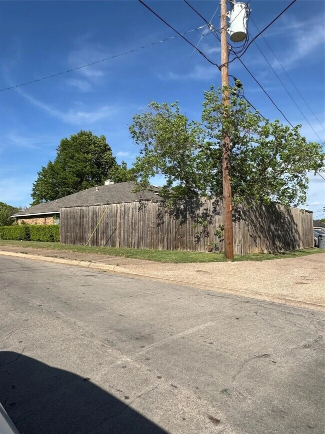 Building Photo - 8005 Rothington Rd