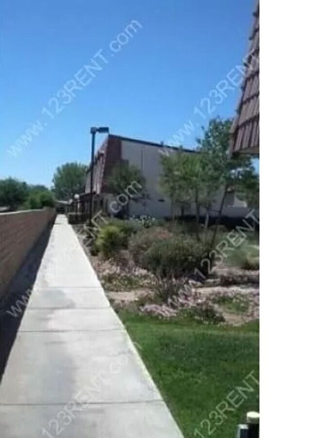Foto del edificio - 3BD/ 2BTH 2 STORY TOWNHOME EAST PALMDALE