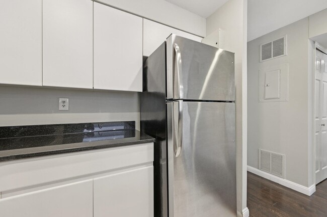 Building Photo - 302 Nelson Ct