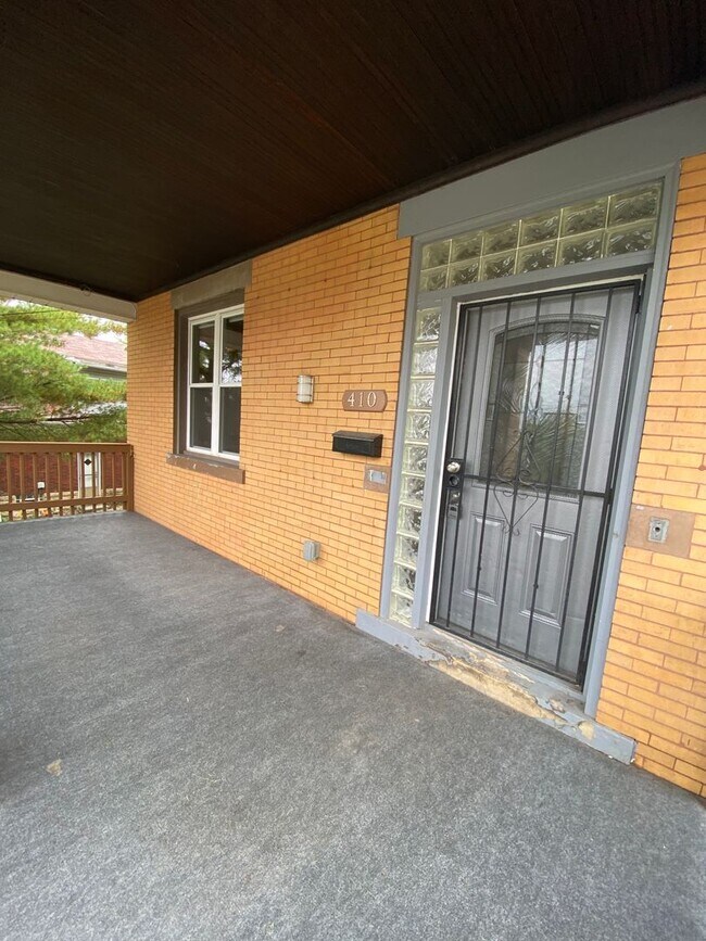 Foto del edificio - Updated 3-4 BR House with fenced yard & off street parking!