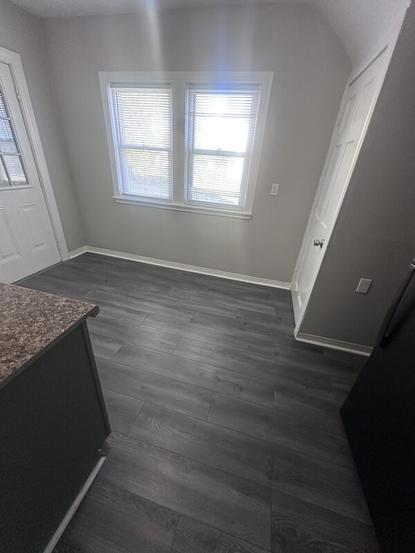 Building Photo - 8009 Vineyard Ave