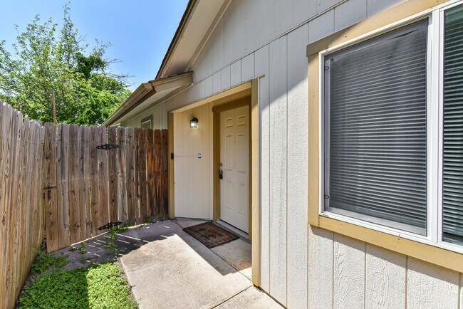 Building Photo - Cozy Living Awaits, 2BR/2BA Townhome with Fireplace