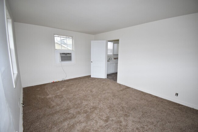Building Photo - 3 Bedroom Home For Rent Near APSU!