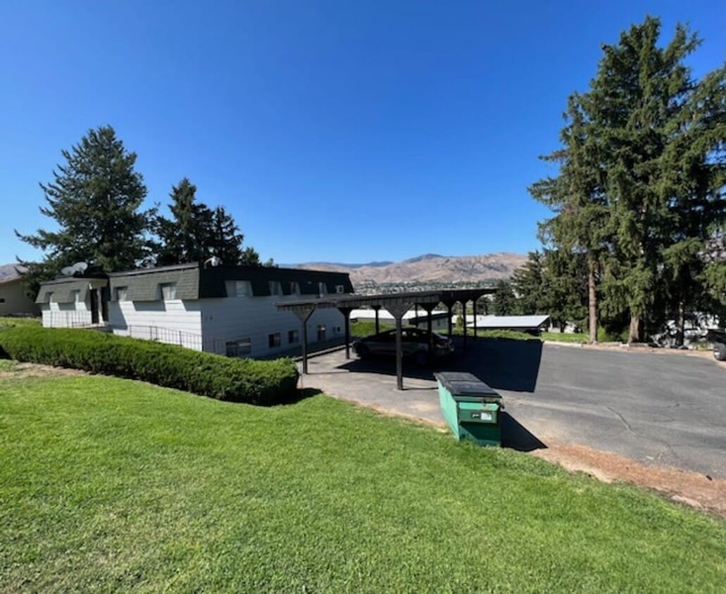 Building Photo - Spacious Pet-friendly, 2 bed, 1.5 bath, a/...