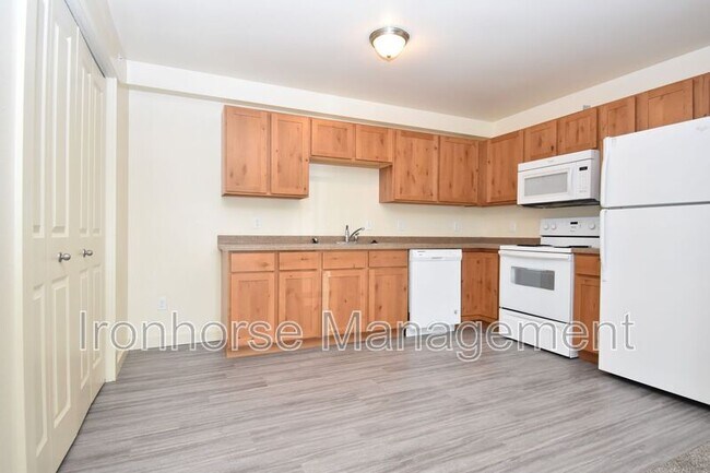 Building Photo - 807 W Villard St