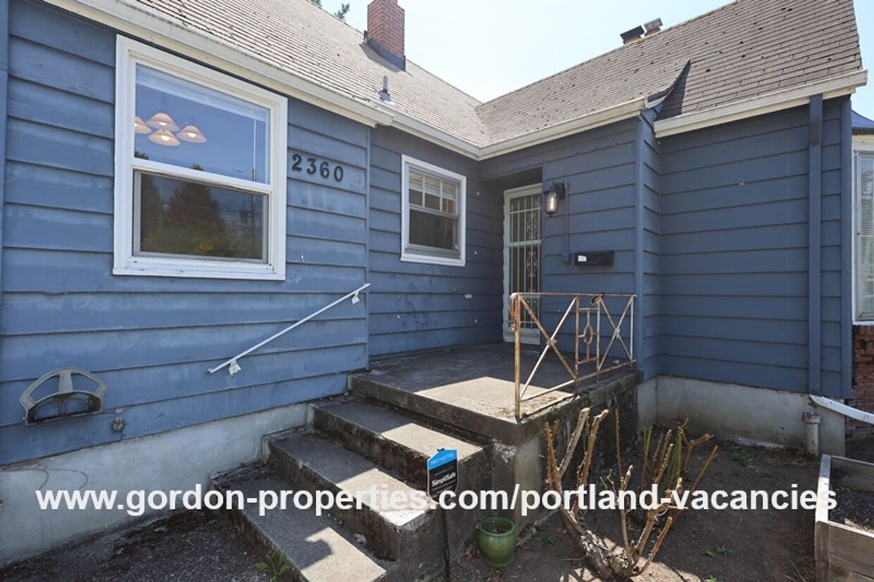 Building Photo - SE 57th Ave - 5 bedroom home with fireplac...