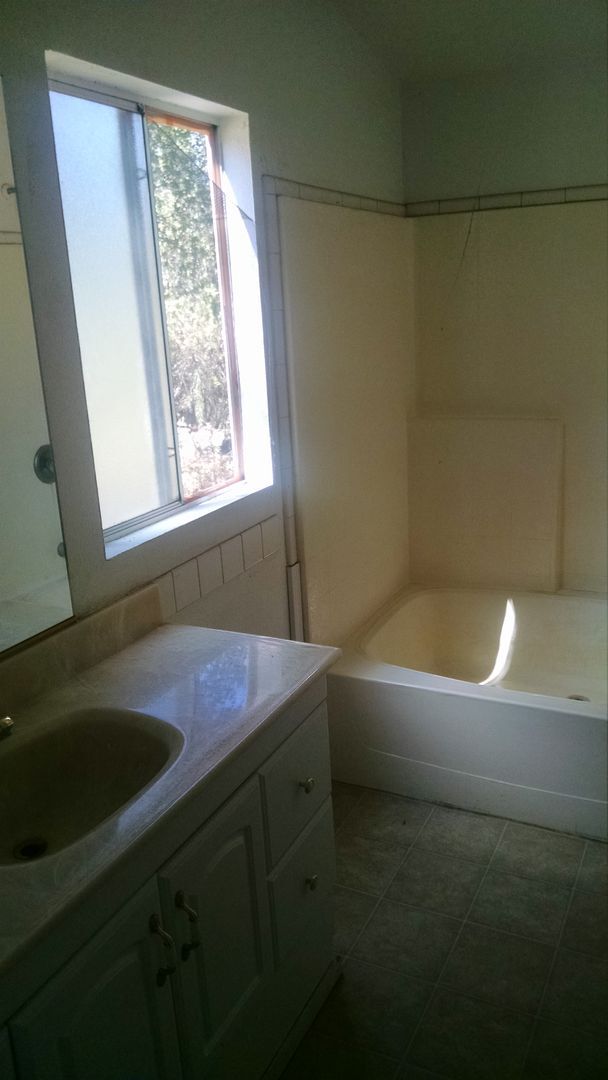 Building Photo - Larger 3/2 Manufactured home-Private-Marip...