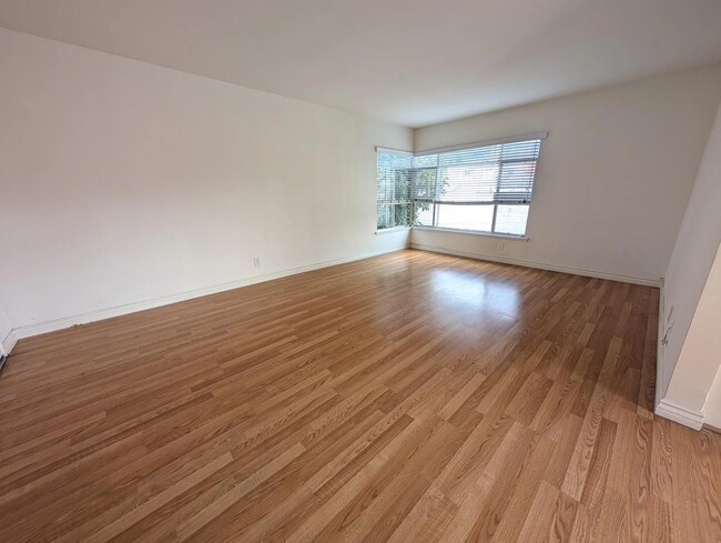 Building Photo - 3408 Mentone Ave