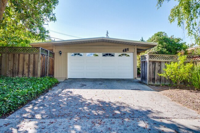 Foto del edificio - Mountain View Home l Spacious Open Layout Bright and Private Yard