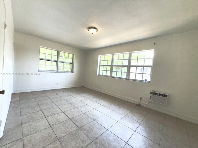 Foto del edificio - 1241 Normandy Dr