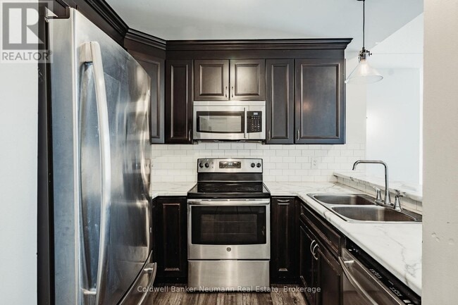 Building Photo - 2 Colonial Dr