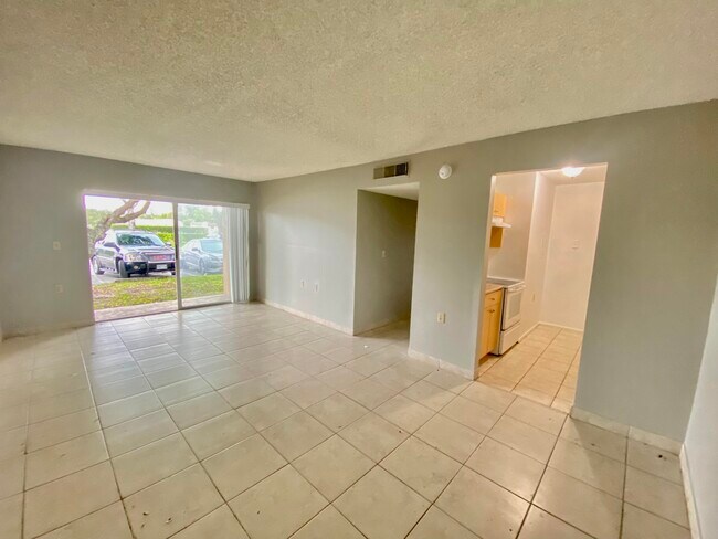 Foto del edificio - 1127 Lake Terry Dr