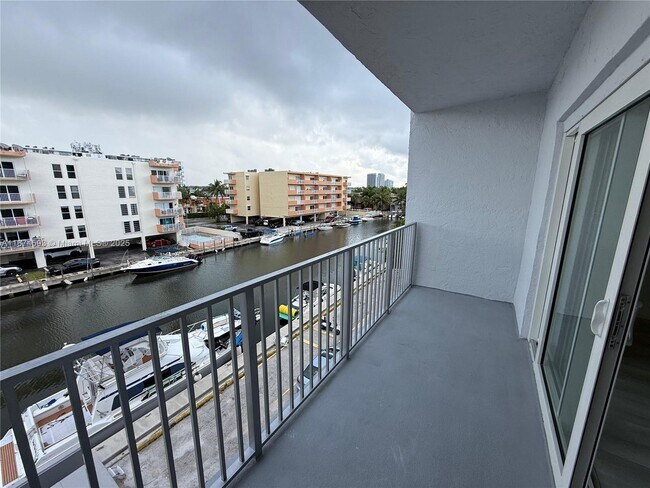 Foto del edificio - 3626 NE 168th St