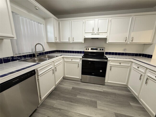 Building Photo - 9440 Live Oak Pl
