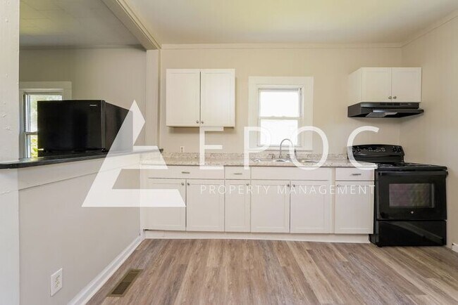Building Photo - Cozy 3 Bedroom, 1.5 Bathroom Located in Hi...