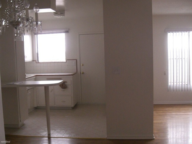 Building Photo - 919 S Sherbourne Dr