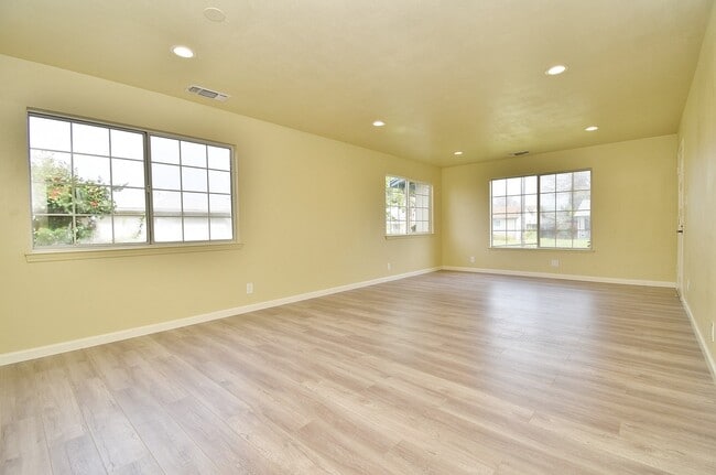 Foto del edificio - $3,590 / 3 BR - NICELY REMODELED FREMONT H...