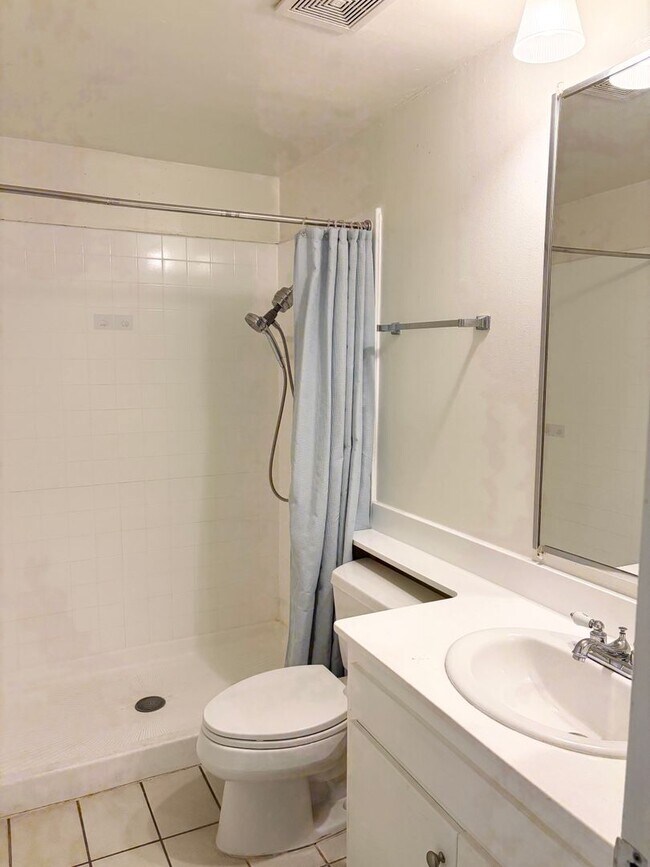 Foto del edificio - Welcome Home to a Desirable Whittier Community - Spacious 3-Bed, 2-Bath Townhome