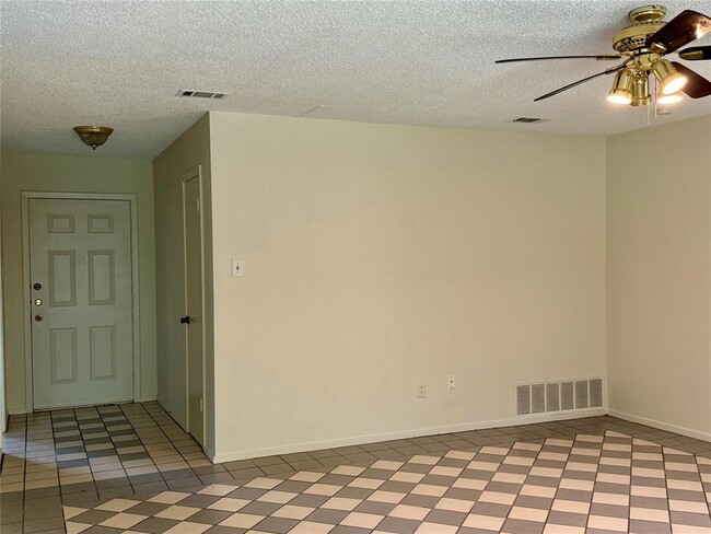 Building Photo - 667 Mairo St