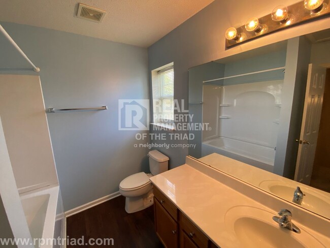 Building Photo - *Move In Special* Spacious 2BR/2.5BA End U...