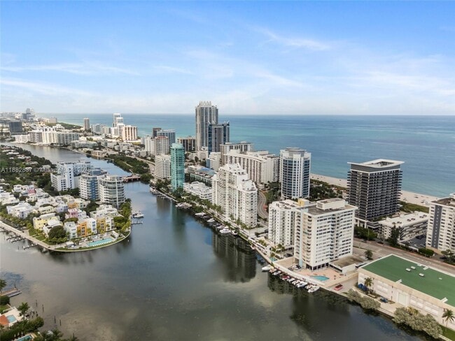 Foto del edificio - 5900 Collins Ave