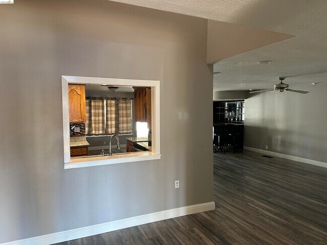 Foto del edificio - 1472 Willow Lake Rd