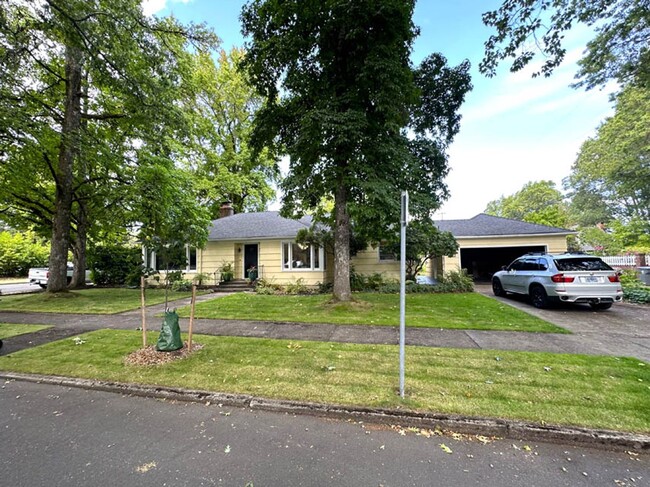 Building Photo - 3bed/1 bath College Hill Neighborhood