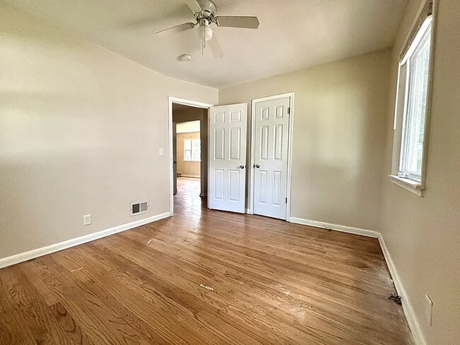 Foto del edificio - 6042 Franklin St