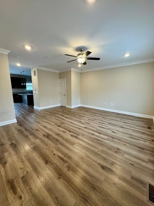 Building Photo - *LIKE NEW!* 3BR/2.5BA Townhouse in Crescen...