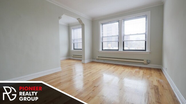 Building Photo - 425 W Roscoe St