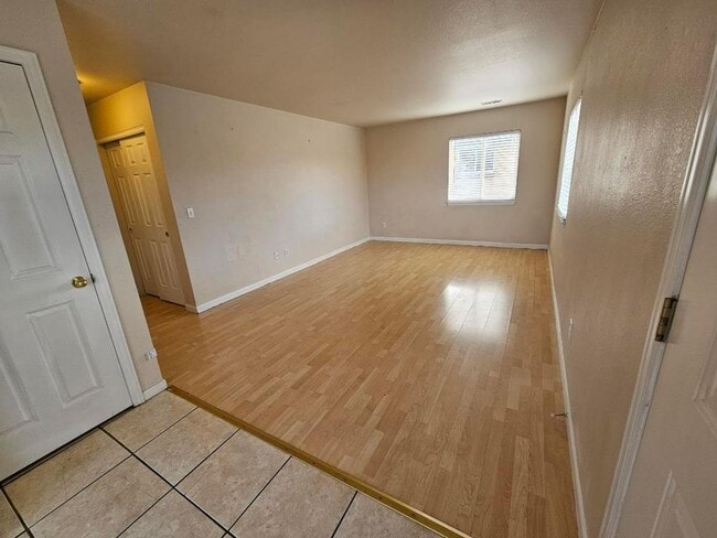 Building Photo - 3/2 Duplex with fenced yard and private courtyard