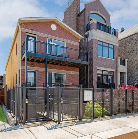 Building Photo - 1327 W Walton St