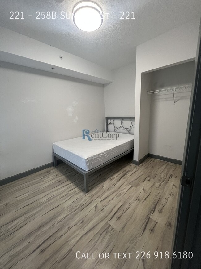 Building Photo - 258B-258B Sunview St