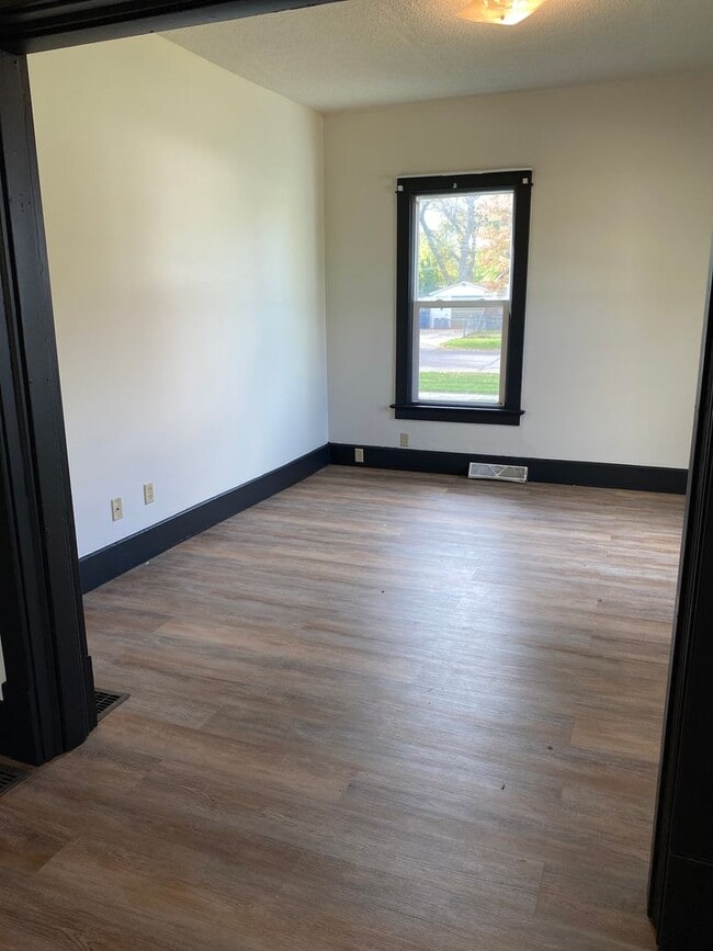 Building Photo - 902 E Kemp Ave