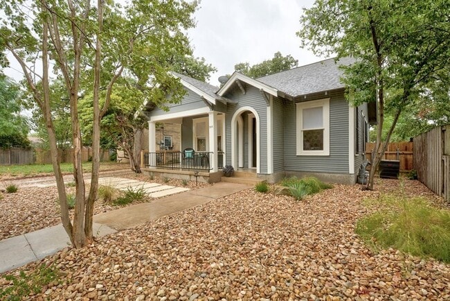 Building Photo - Charming bungalow in classic central Austi...