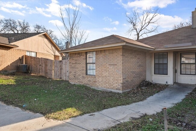 Building Photo - Kennedale 2-bed 2-bath Duplex