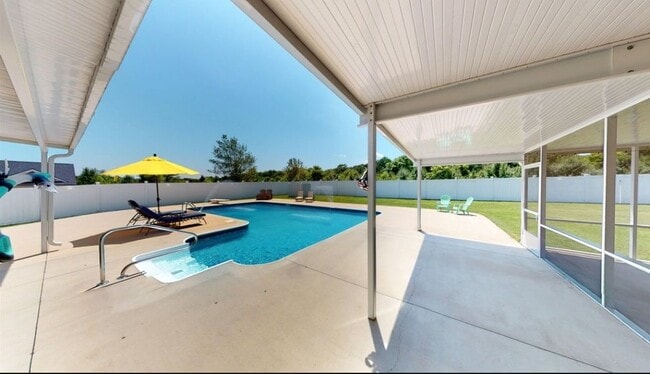 Foto del edificio - 132 Whispering Hill Ln