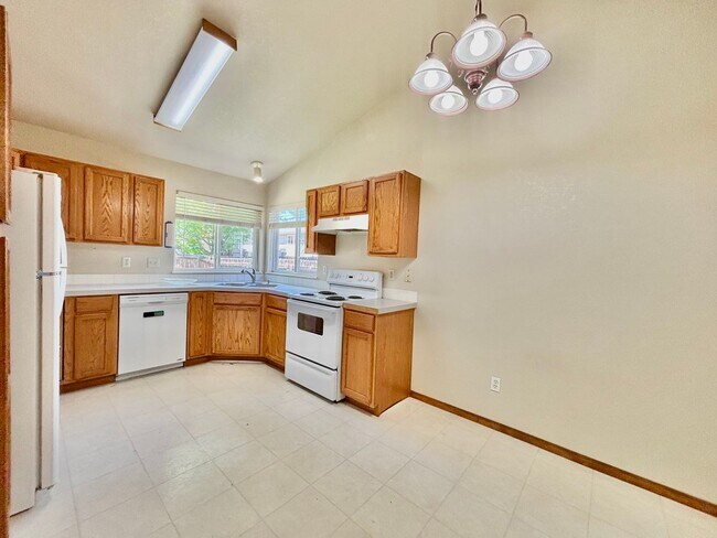 Foto del edificio - Beautiful Duplex with Attached Garage and Fenced Backyard!