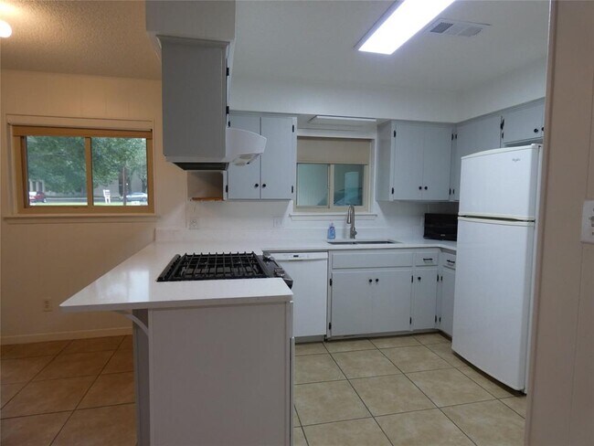 Foto del edificio - 2203 Western Trails Blvd