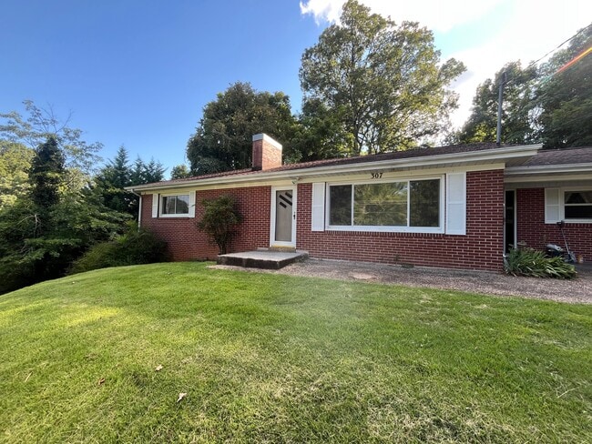 Building Photo - 307 Forest Hills Dr