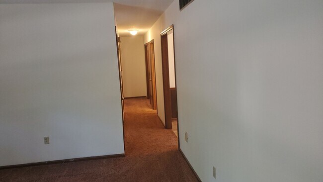 Foto del edificio - 4 bd, 2.5 house, E Columbia, fenced, finis...