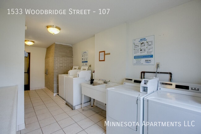 Building Photo - Beautiful Corner 2 Bedroom