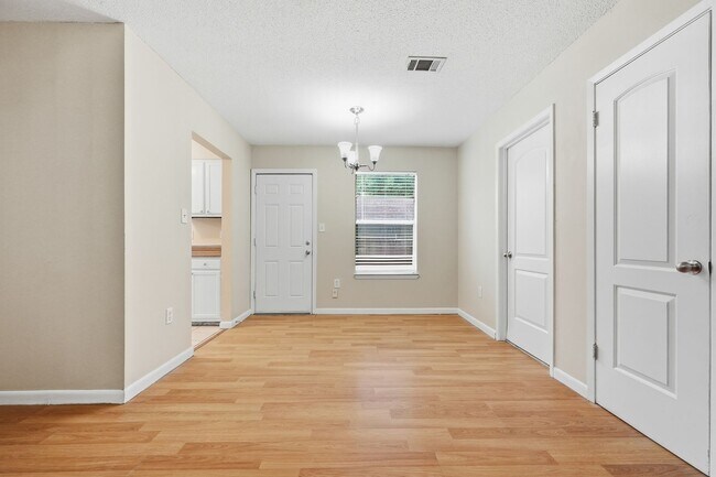 Foto del edificio - Prime Niceville Location!