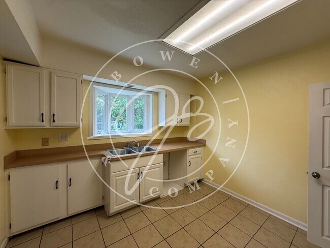Foto del edificio - "Charming 3-Bed Home with Spacious Living in South Toledo.