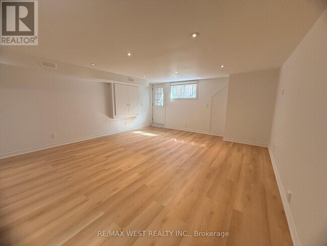 Building Photo - 334 Silverthorn Ave