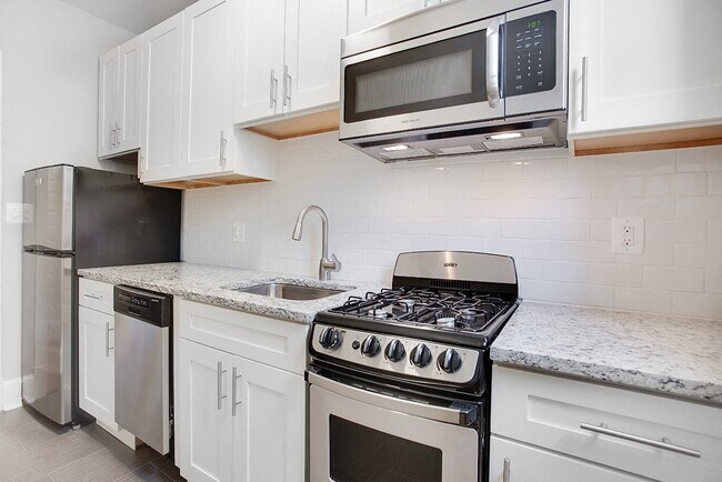 Cocina renovada con encimeras de granito y electrodomésticos de acero inoxidable - President Madison
