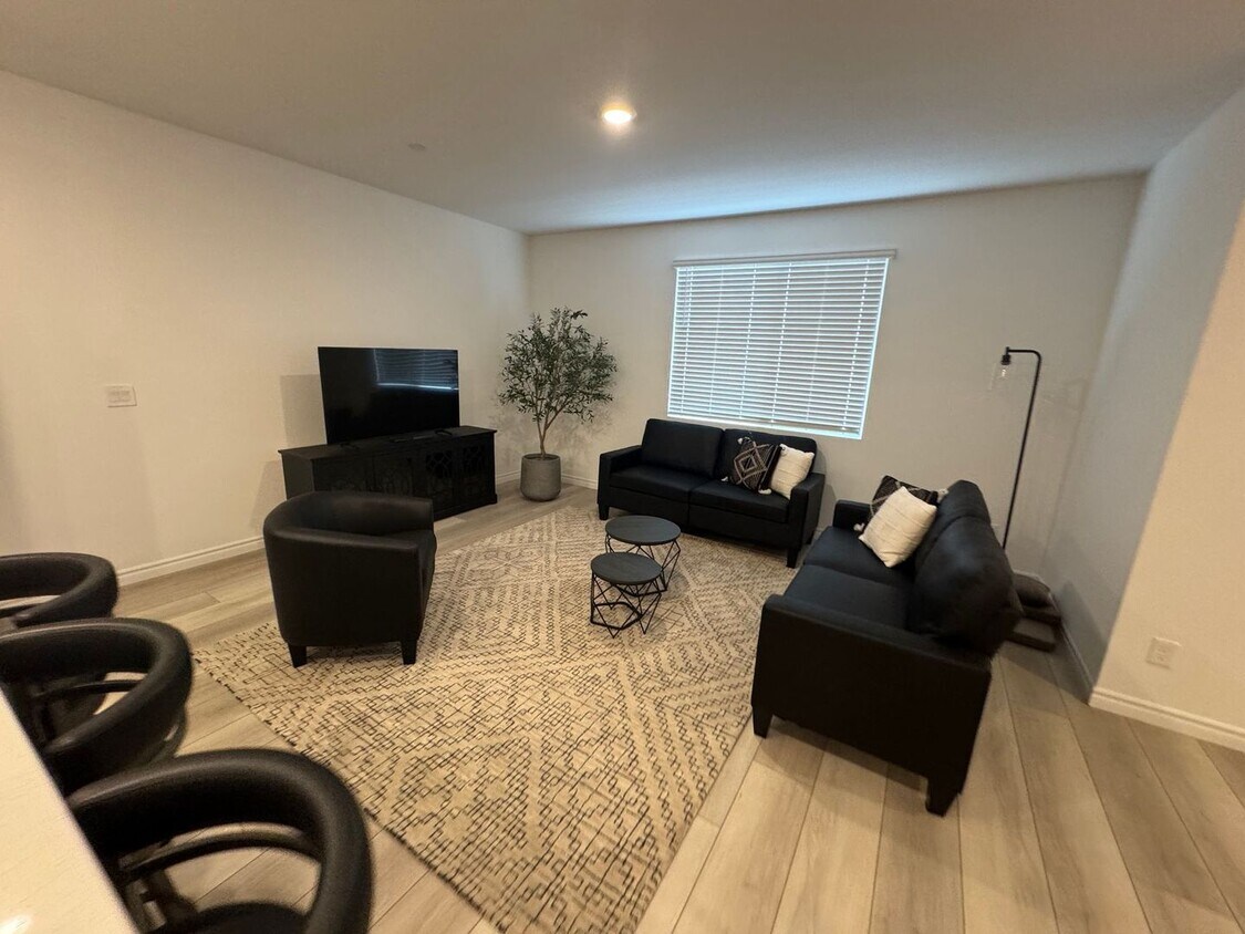 Foto del edificio - Modern Furnished Townhome with Style, Spac...