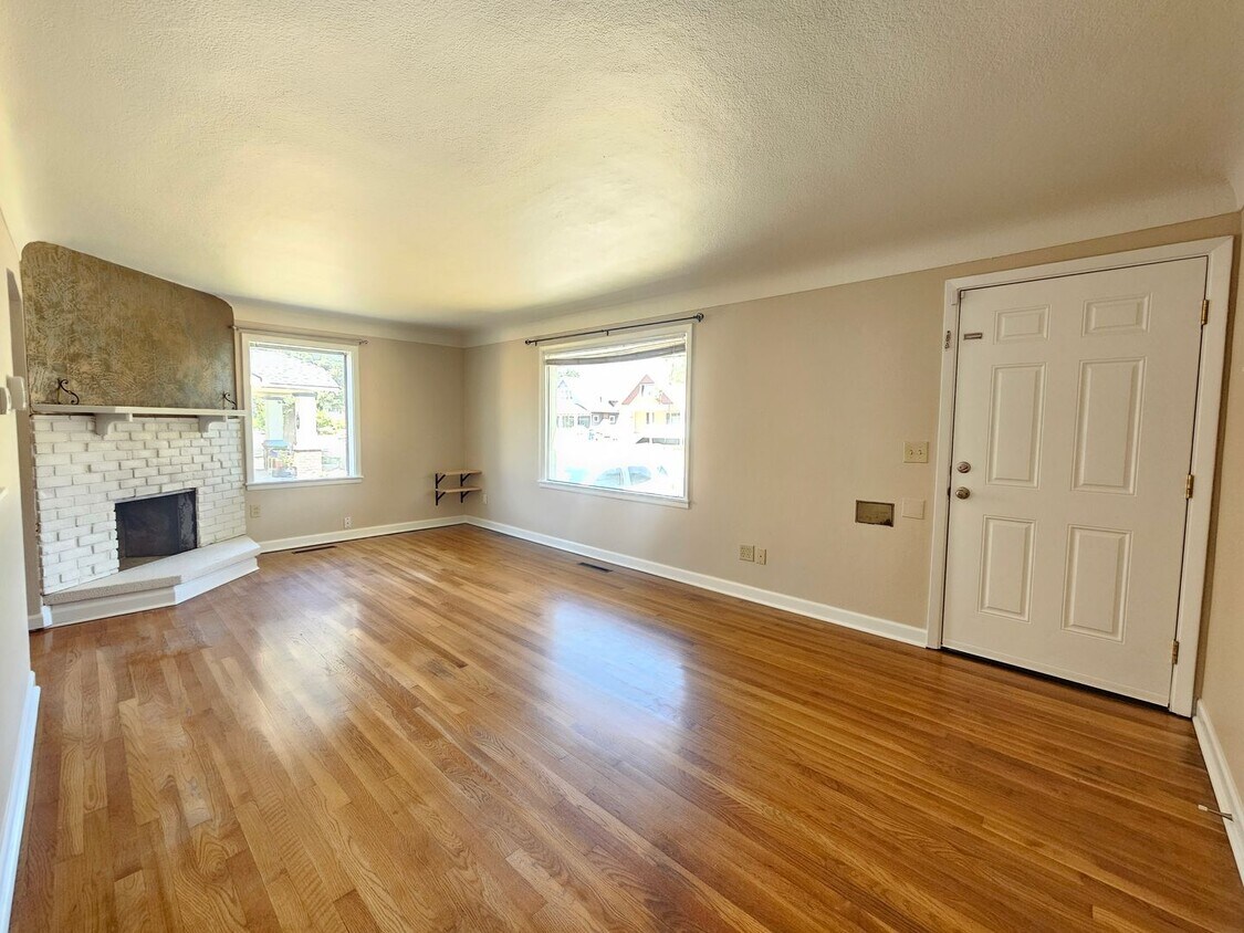 Foto principal - $1,700 - 2 Bed / 1 Bath Charming Rancher H...