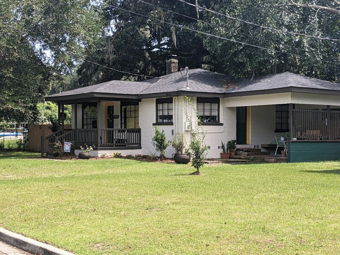 Foto principal - 2619 Carmel Ave